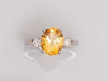 Ring in 750°/00 white gold, set with an oval citri