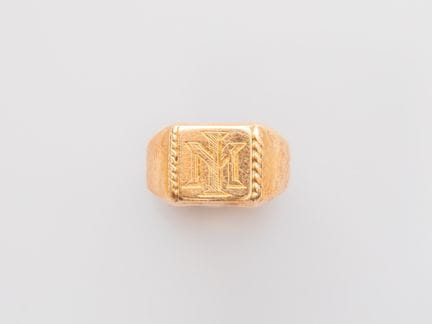 Small 750°/° gold signet ring, marked "MI." 3.46 g