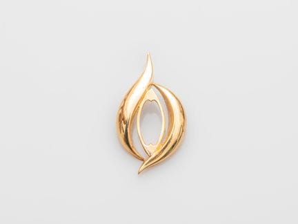 750°/°° (18K) yellow gold scroll pendant; the cent