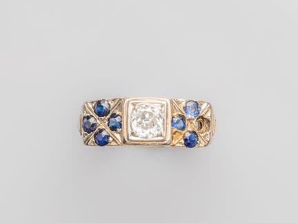 A 750°/°° (18K) white gold ring set with an old-cu