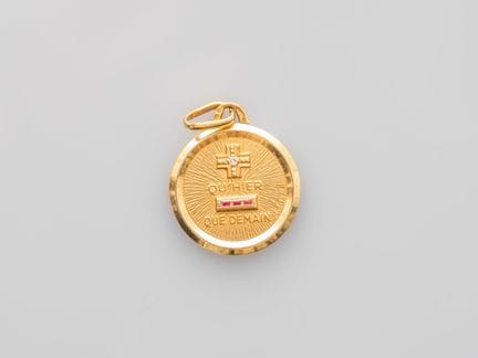 Augis medal in 7560°/° yellow gold, set with red i
