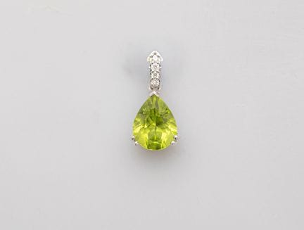 750°/°° (18K) white gold teardrop pendant, set wit