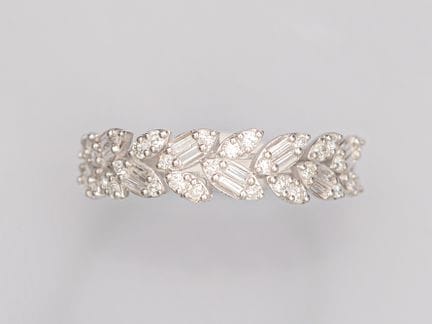 750°/°° (18K) white gold ring, set with baguette-c