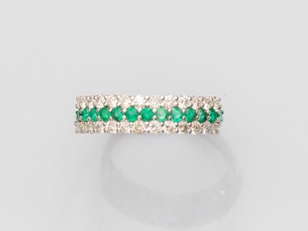 Ring in 750°/°°(18K) white gold, set with a line o
