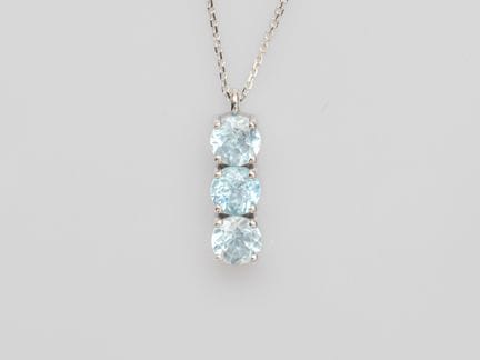 Pendant in 750°/°° (18K) white gold, set with thre