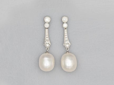 Pair of 750°/°° (18K) white gold earrings with a g