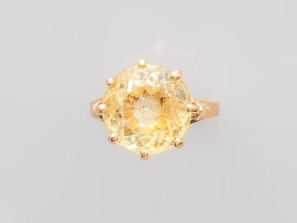 750°/°° (18K) yellow gold ring, set with a round, 