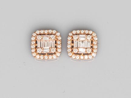 Pair of cushion-shaped earrings in 750°/°° (18K) r