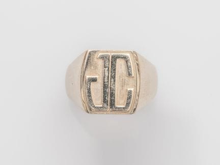 Large signet ring in 750°/°° (18K) white gold, mar