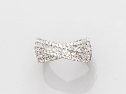 Crossed ring in 750°/°°(18K) white gold, set with 