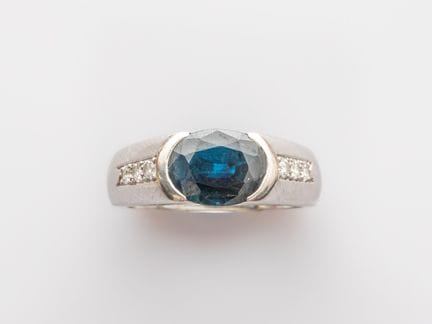 750°/°° (18K) white gold band ring, set with a dar