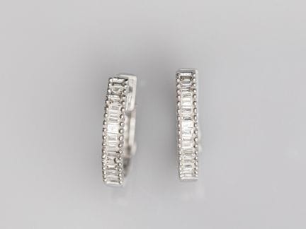 Pair of small hoop earrings in 750°/°°(18K) white 