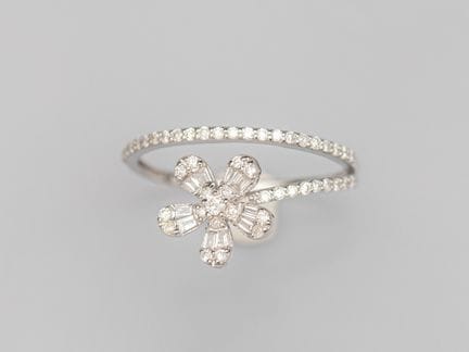 750°/°° (18K) white gold duchess flower ring, set 