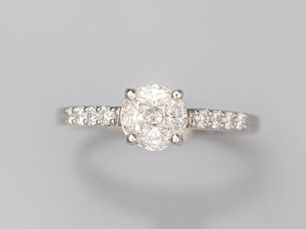 750°/°° (18K) white gold ring, set with a princess