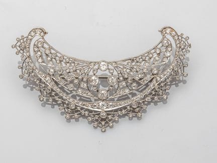 Openwork platinum brooch depicting a finely crafte