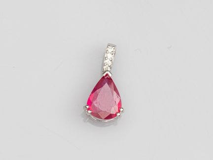 750°/°° (18K) white gold teardrop pendant, set wit