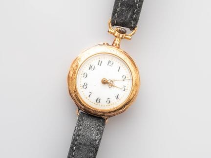 Women's wristwatch consisting of a small pocket wa