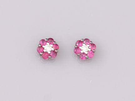 Pair of flower-shaped earrings in 750°/°° (18K) wh