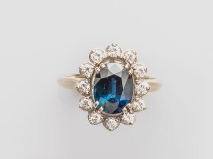 750°/°° (18K) white gold daisy ring, set with a fa
