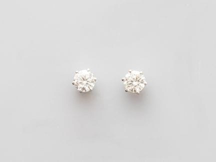 Pair of 750°/°° (18K) white gold stud earrings, ea