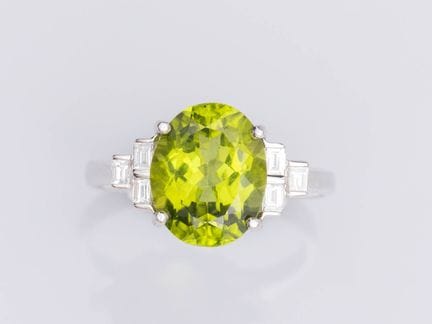750°/°° (18K) white gold ring, set with an oval fa