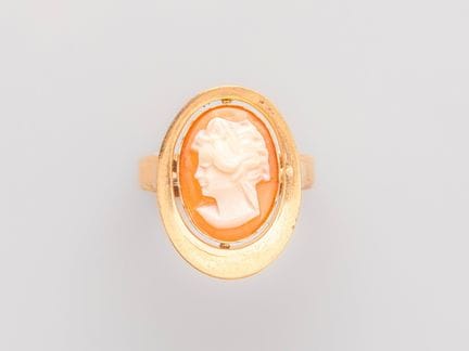 Oval ring in 750°/°° (18K) yellow gold, set with a