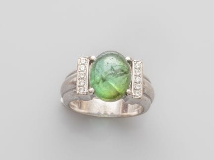750°/°° (18K) white gold signet ring, set with an 