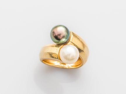 750°/°° (18K) yellow gold cross ring, set with two