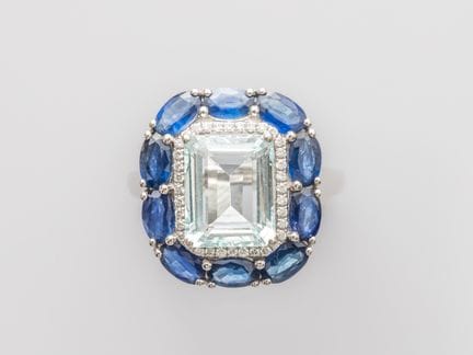 Rectangular faceted ring in 750°/°° (18K) white go