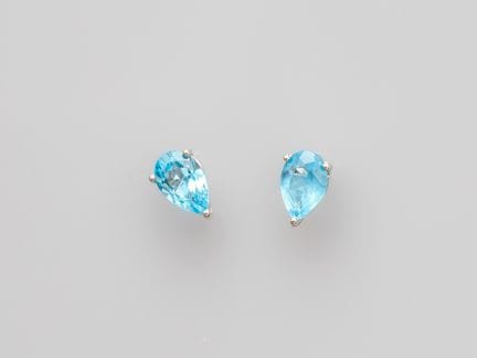 Pair of 750°/°° (18K) white gold stud earrings, ea