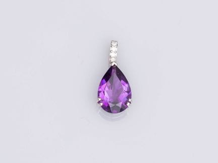 750°/°° (18K) white gold pendant, set with a pear-