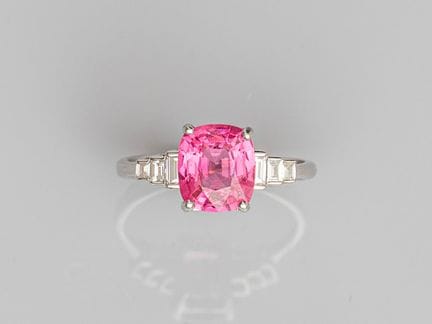 750°/°° (18K) white gold ring, set with an excepti