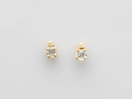 A lovely pair of 750°/°° (18K) yellow gold stud ea