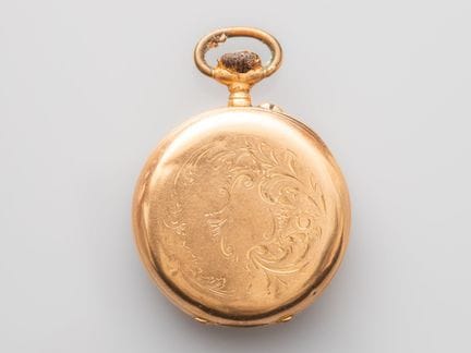 Pocket watch with a case and dust cover made of 75