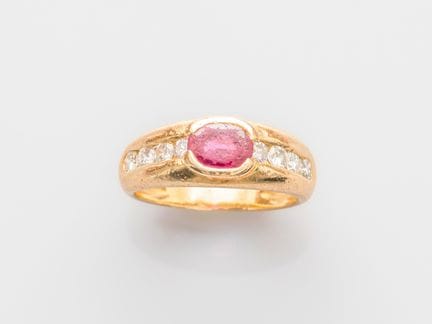 750°/°° (18K) yellow gold band ring, set with a fr