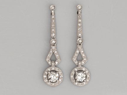 Pair of delicate earrings with geometric designs i