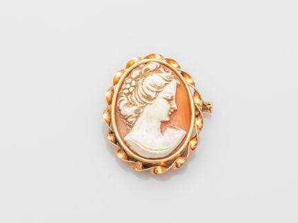 Oval brooch in 750°/°° (18K) yellow gold, set with