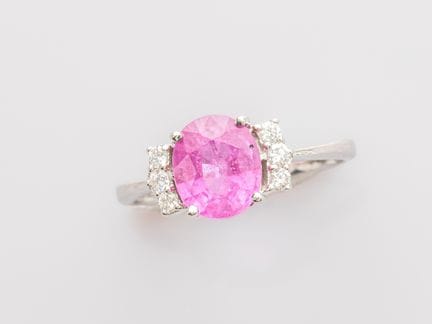 750°/°° (18K) white gold ring, set with an oval fa