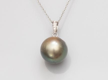 750°/°° (18K) white gold pendant, set with a large