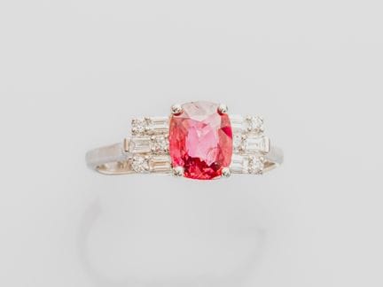 750°/°° (18K) white gold ring, set with a beautifu