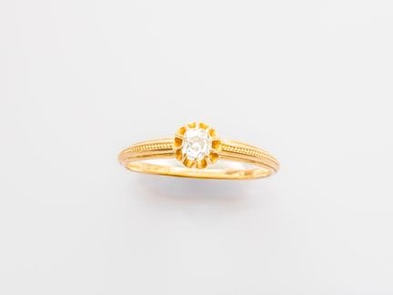 750°/°° (18K) yellow gold solitaire ring, set with