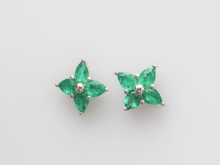 Pair of flower-shaped earrings in 750°/°° (18K) wh