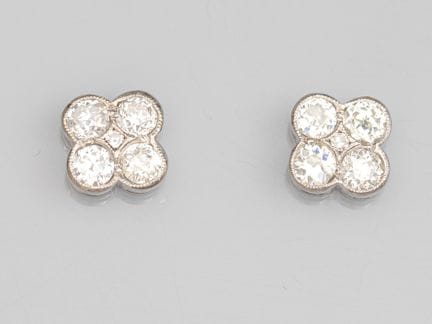 Pair of 750°/° white gold clover-shaped earrings, 