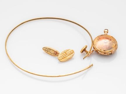 Lot of 750°/°° (18K) gold, along with scrap, cloth