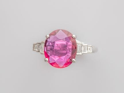 750°/°° (18K) white gold ring, set with a beautifu