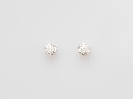 Pair of 750°/°° (18K) white gold stud earrings, ea