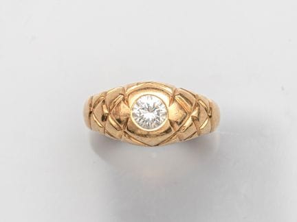 750°/°° (18K) yellow gold band ring, set with a br
