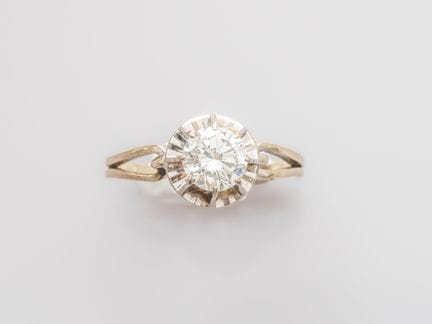 750°/°° (18K) white gold solitaire ring, set with 