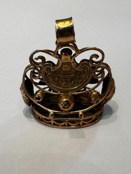 Cachet pendentif 
en or 18K (750), le plat gravé d