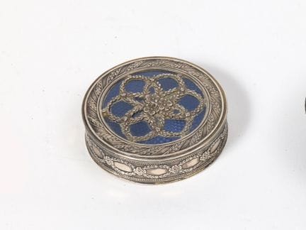 Tabacchiera
di forma rotonda in argento cesellato,